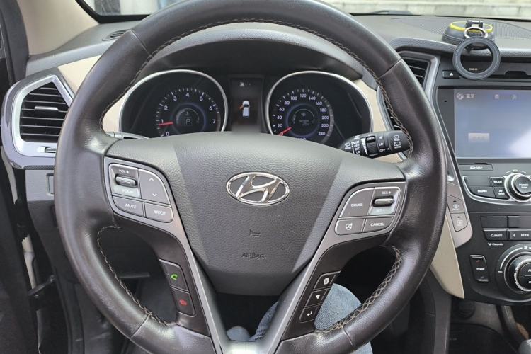 Used Hyundai Santa Fe 2013 2.4L Automatic 4x4 Smart Version Steering Wheel