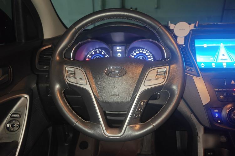 Used Hyundai Santa Fe 2013 2.4L Manual Two-Wheel Drive Comfort Version Steering Wheel