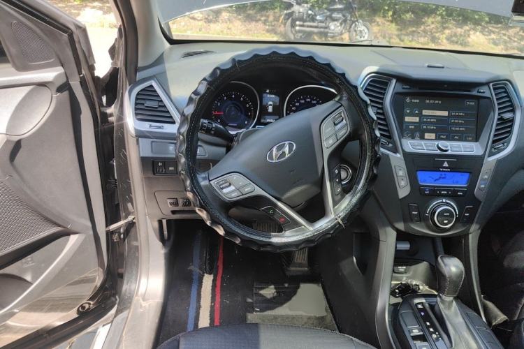 Used Hyundai Santa Fe 2013 2.4L Automatic Two-Wheel Drive Smart Version Steering Wheel