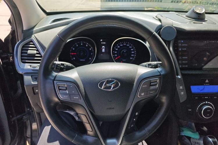 Used Hyundai Santa Fe 2013 2.0T Automatic All-Wheel Drive Top Trim Steering Wheel