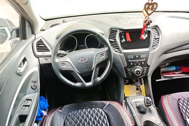 Used Hyundai Santa Fe 2013 2.4L Manual Two-Wheel Drive Comfort Version Steering Wheel