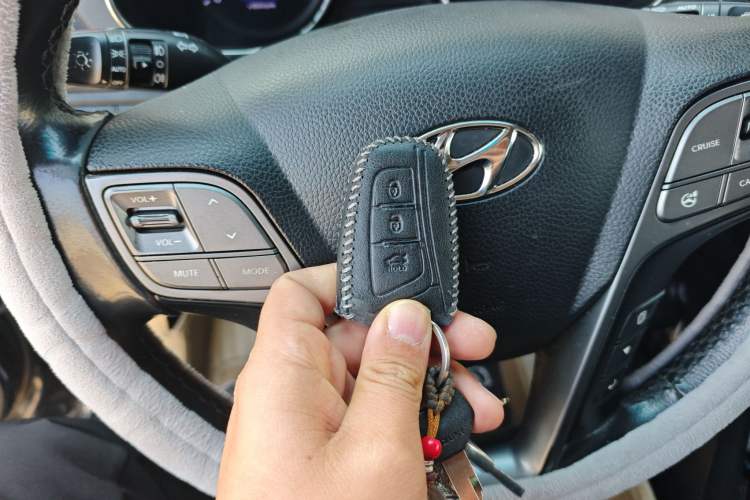 Used Hyundai Santa Fe 2013 2.0T Automatic All-Wheel Drive Top Trim Vehicle Key