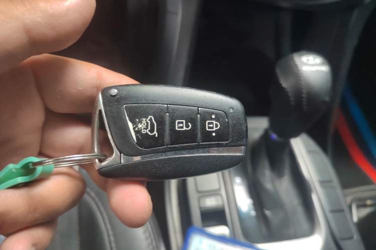 Used Hyundai Santa Fe 2013 2.4L Automatic Two-Wheel Drive Smart Version Vehicle Key