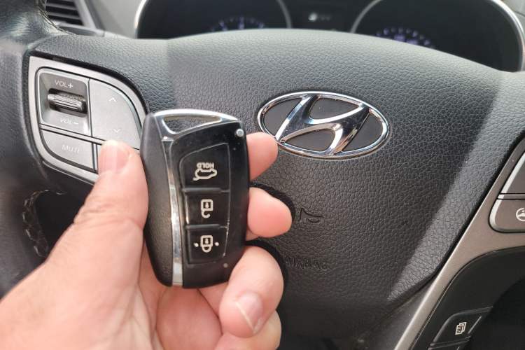 Used Hyundai Santa Fe 2013 2.4L Automatic Two-Wheel Drive Smart Version Vehicle Key
