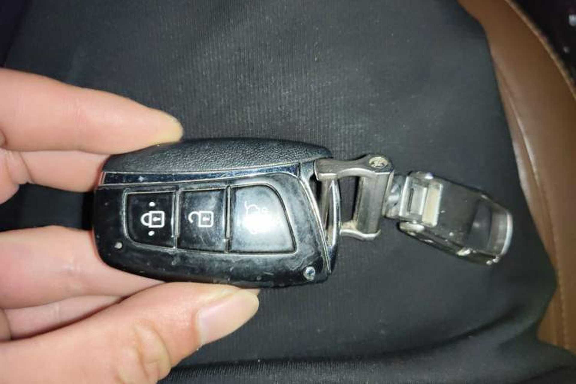 Used Hyundai Santa Fe 2013 2.0T Automatic All-Wheel Drive Top Trim Vehicle Key