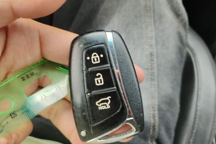 Used Hyundai Santa Fe 2013 2.4L Automatic Two-Wheel Drive Smart Version Vehicle Key