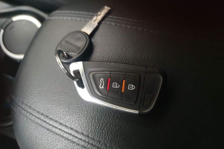 Used Hyundai Santa Fe 2013 2.4L Automatic Two-Wheel Drive Smart Version Vehicle Key