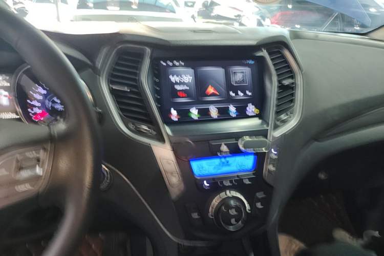 Used Hyundai Santa Fe 2013 2.4L Automatic Two-Wheel Drive Smart Version Center Console