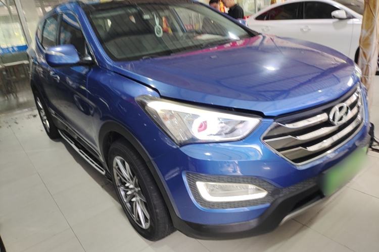 Used Hyundai Santa Fe 2013 2.4L Automatic Two-Wheel Drive Smart Version Front Right 45 Deg