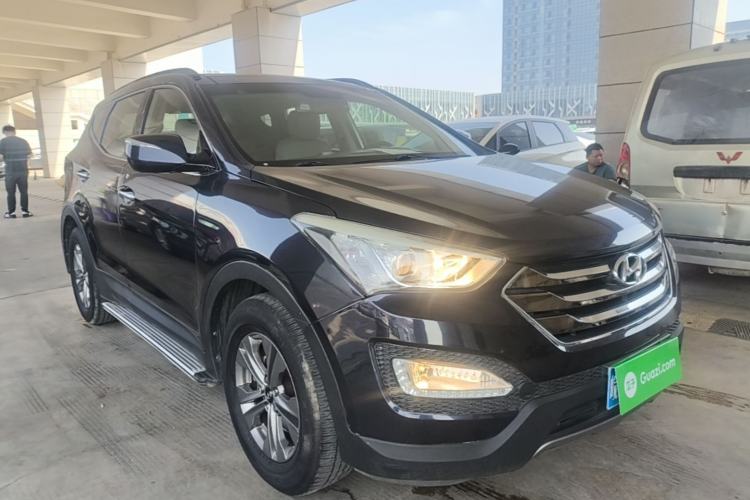 Used Hyundai Santa Fe 2013 2.4L Automatic Two-Wheel Drive Smart Version Front Right 45 Deg