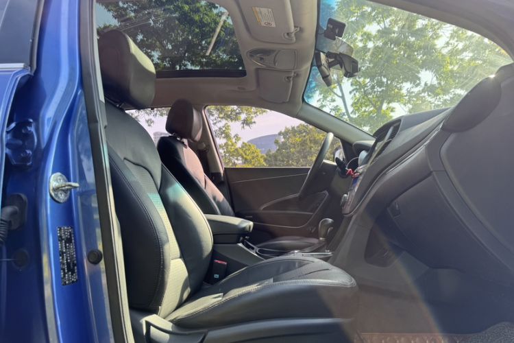 Used Hyundai Santa Fe 2013 2.4L Automatic Two-Wheel Drive Smart Version Interior 10