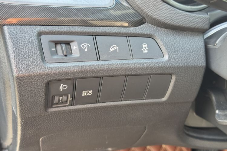 Used Hyundai Santa Fe 2013 2.4L Automatic Two-Wheel Drive Smart Version Interior 11
