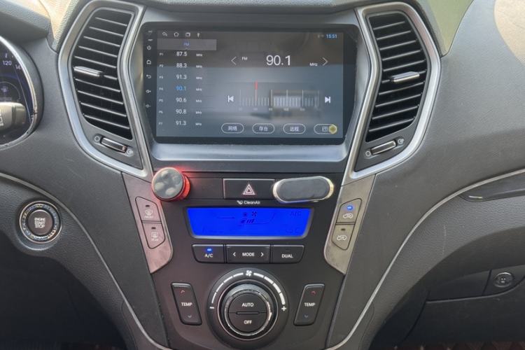 Used Hyundai Santa Fe 2013 2.4L Automatic Two-Wheel Drive Smart Version Interior 12