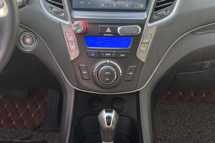 Used Hyundai Santa Fe 2013 2.4L Automatic Two-Wheel Drive Smart Version Interior 2