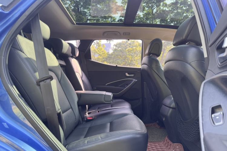 Used Hyundai Santa Fe 2013 2.4L Automatic Two-Wheel Drive Smart Version Interior 4