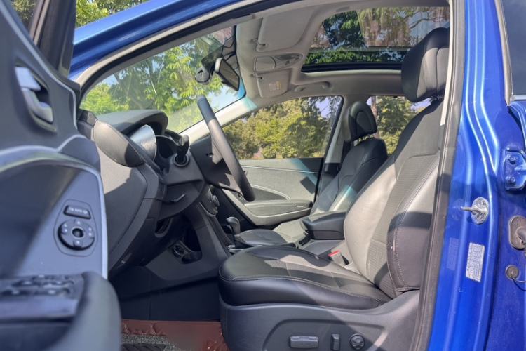 Used Hyundai Santa Fe 2013 2.4L Automatic Two-Wheel Drive Smart Version Left Front Seat