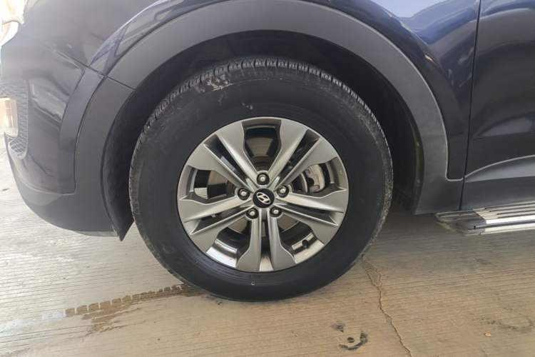 Used Hyundai Santa Fe 2013 2.4L Automatic Two-Wheel Drive Smart Version Left Front Wheel Hub