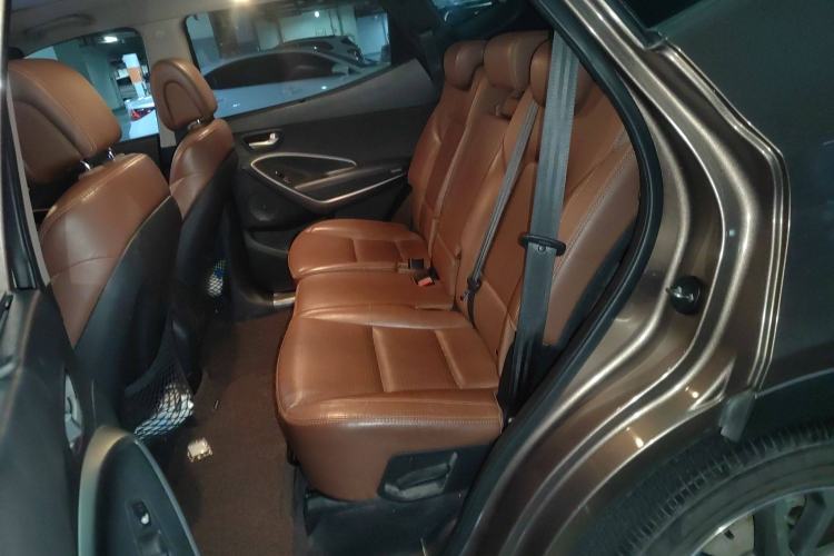 Used Hyundai Santa Fe 2013 Revised Version 2.0T Automatic All-Wheel Drive Top-Tier Trim Left Rear Seat