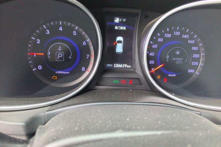 Used Hyundai Santa Fe 2013 2.4L Automatic Two-Wheel Drive Smart Version Odometer Close Up
