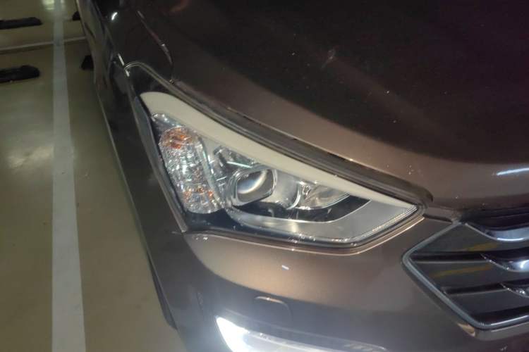 Used Hyundai Santa Fe 2013 Revised Version 2.0T Automatic All-Wheel Drive Top-Tier Trim Right Front Headlight