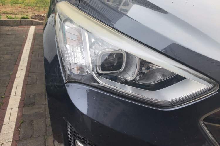 Used Hyundai Santa Fe 2013 2.4L Automatic Two-Wheel Drive Smart Version Right Front Headlight