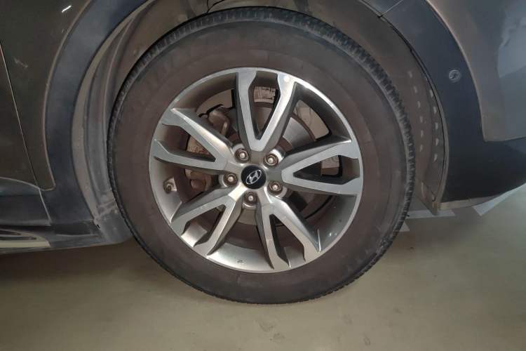Used Hyundai Santa Fe 2013 Revised Version 2.0T Automatic All-Wheel Drive Top-Tier Trim Right Front Wheel Hub