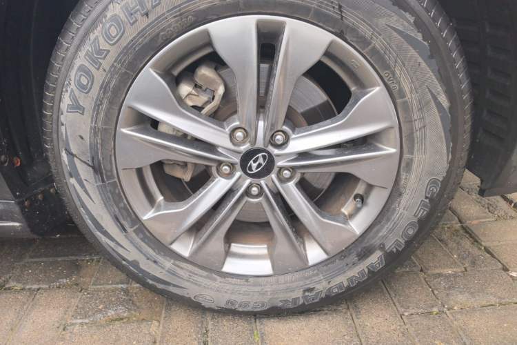 Used Hyundai Santa Fe 2013 2.4L Automatic Two-Wheel Drive Smart Version Right Front Wheel Hub