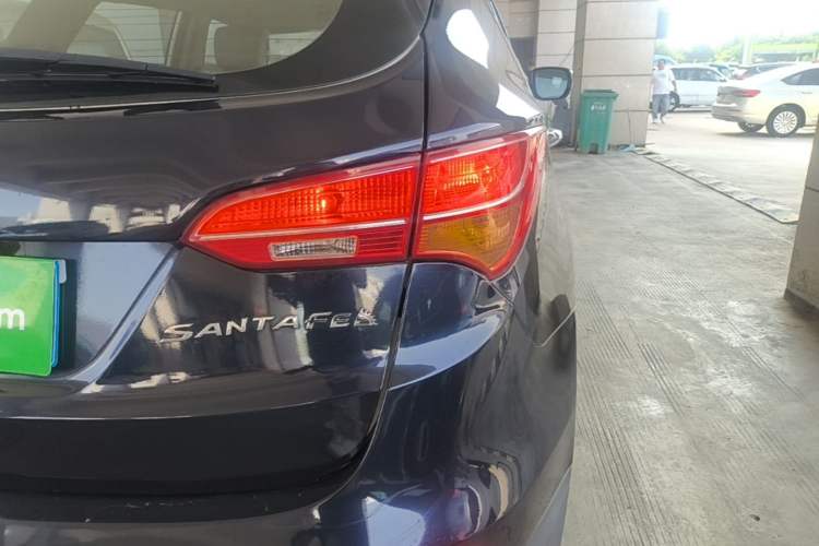 Used Hyundai Santa Fe 2013 2.4L Automatic Two-Wheel Drive Smart Version Right Rear Taillight