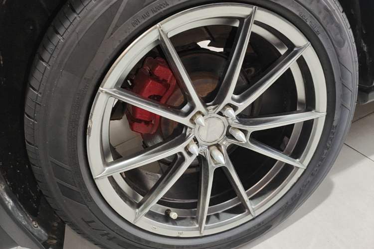 Used Hyundai Santa Fe 2013 2.4L Automatic Two-Wheel Drive Smart Version Right Rear Wheel Hub