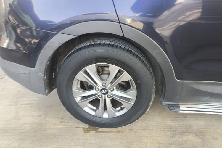 Used Hyundai Santa Fe 2013 2.4L Automatic Two-Wheel Drive Smart Version Right Rear Wheel Hub