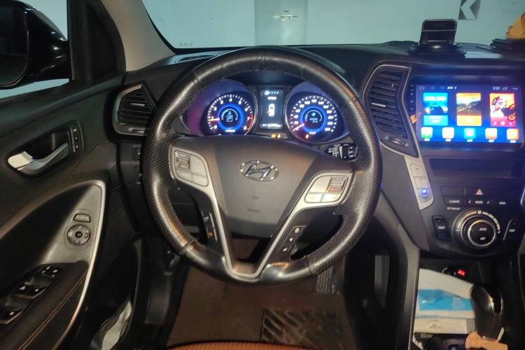 Used Hyundai Santa Fe 2013 Revised Version 2.0T Automatic All-Wheel Drive Top-Tier Trim Steering Wheel