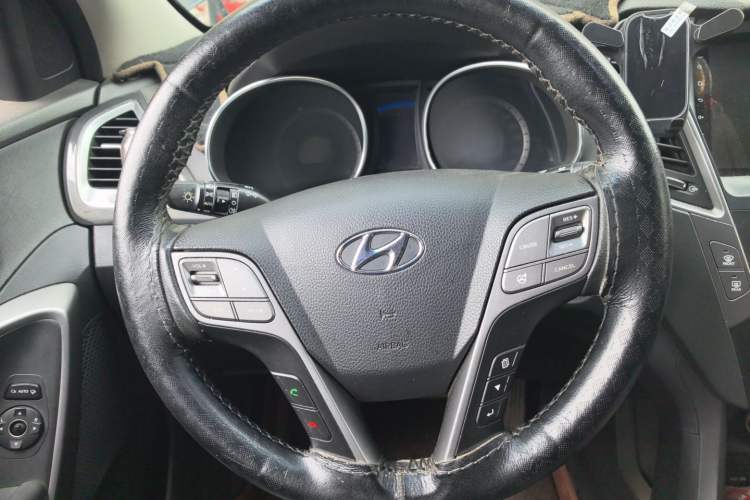 Used Hyundai Santa Fe 2013 2.4L Automatic Two-Wheel Drive Smart Version Steering Wheel