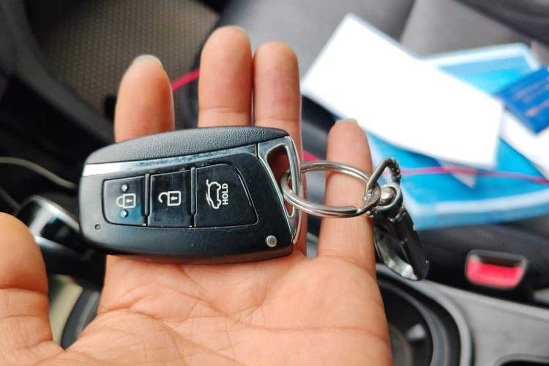 Used Hyundai Santa Fe 2013 2.0T Automatic All-Wheel Drive Top Trim Vehicle Key