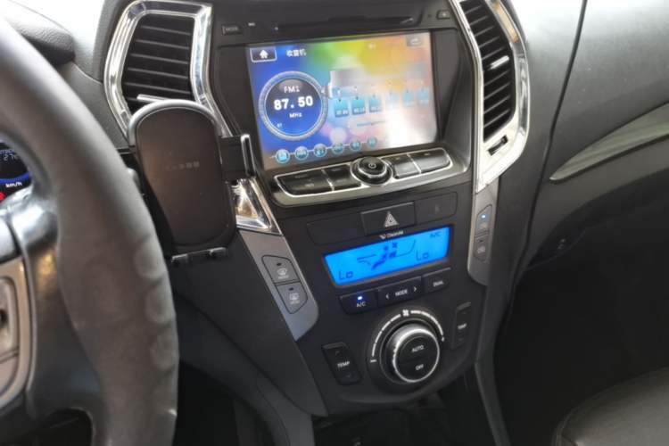 Used Hyundai Santa Fe 2013 2.4L Automatic Two-Wheel Drive Smart Version Audio And AC Panel