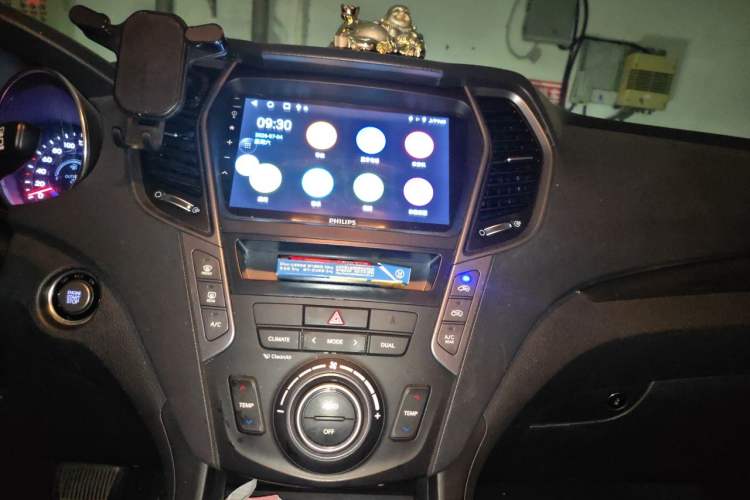 Used Hyundai Santa Fe 2013 2.0T Automatic All-Wheel Drive Top Trim Audio And AC Panel