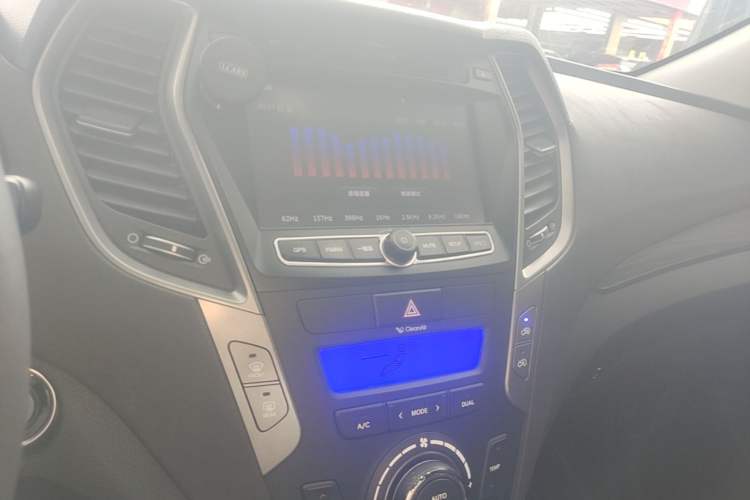 Used Hyundai Santa Fe 2013 2.4L Automatic Two-Wheel Drive Smart Version Audio And AC Panel