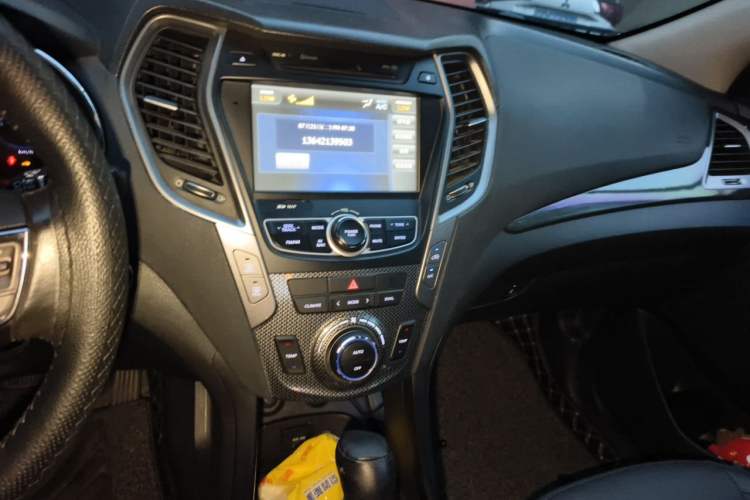 Used Hyundai Santa Fe 2013 Revised Version 2.4L Automatic All-Wheel Drive Smart Type Audio And AC Panel