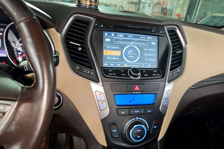 Used Hyundai Santa Fe 2013 2.4L Automatic Two-Wheel Drive Smart Version Audio And AC Panel