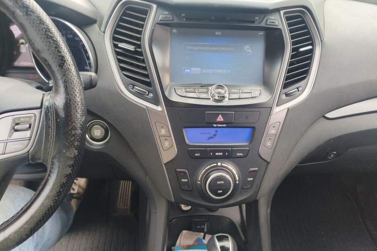 Used Hyundai Santa Fe 2013 2.0T Automatic All-Wheel Drive Top Trim Audio And AC Panel