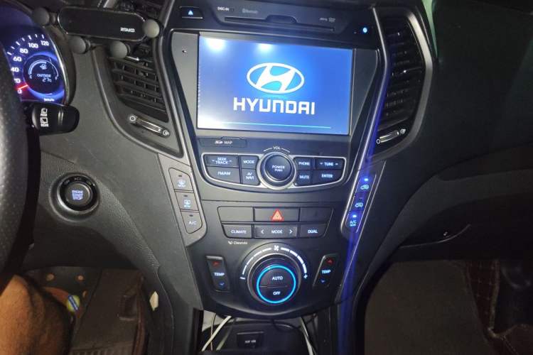Used Hyundai Santa Fe 2013 2.0T Automatic All-Wheel Drive Top Trim Audio And AC Panel