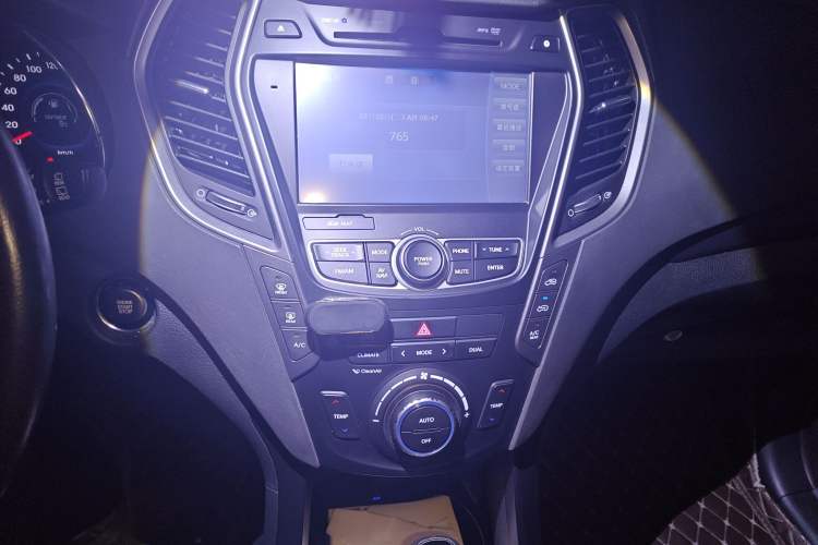 Used Hyundai Santa Fe 2013 2.4L Automatic 4x4 Prestige Edition Audio And AC Panel