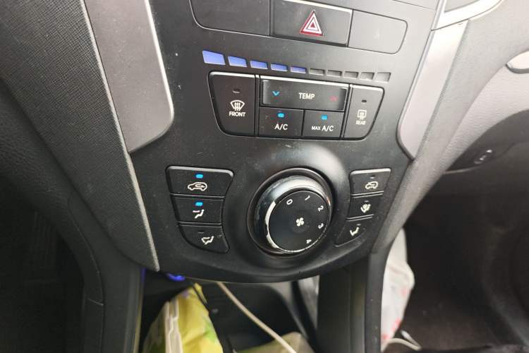 Used Hyundai Santa Fe 2013 2.4L Automatic 2WD Comfort Edition Audio And AC Panel