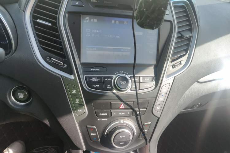 Used Hyundai Santa Fe 2013 Revised Version 2.4L Automatic All-Wheel Drive Luxury Trim Audio And AC Panel