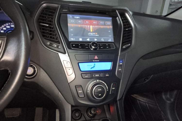 Used Hyundai Santa Fe 2013 2.4L Automatic Two-Wheel Drive Smart Version Audio And AC Panel