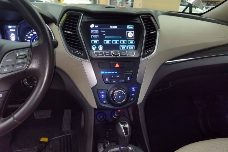 Used Hyundai Santa Fe 2013 2.0T Automatic Two-Wheel Drive Fashion Edition Audio And AC Panel
