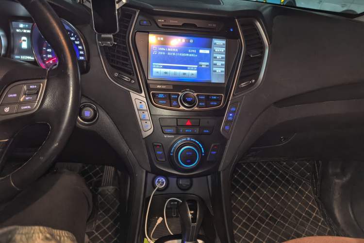 Used Hyundai Santa Fe 2013 Revised Version 2.4L Automatic All-Wheel Drive Luxury Trim Audio And AC Panel