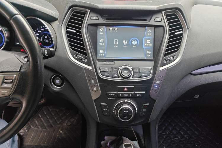 Used Hyundai Santa Fe 2013 Revised Version 2.4L Automatic All-Wheel Drive Smart Type Audio And AC Panel