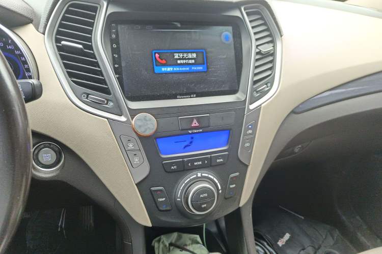 Used Hyundai Santa Fe 2013 2.4L Automatic Two-Wheel Drive Smart Version Audio And AC Panel