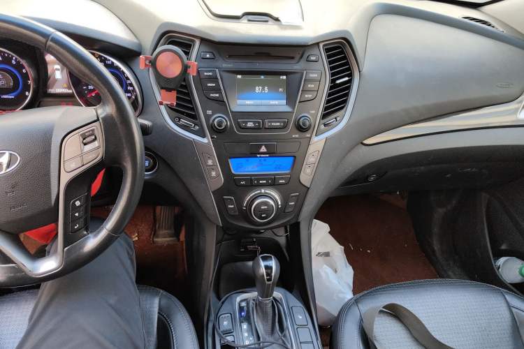 Used Hyundai Santa Fe 2013 2.4L Automatic 4x4 Prestige Edition Audio And AC Panel
