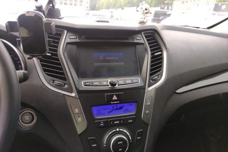 Used Hyundai Santa Fe 2013 2.4L Automatic Two-Wheel Drive Smart Version Audio And AC Panel